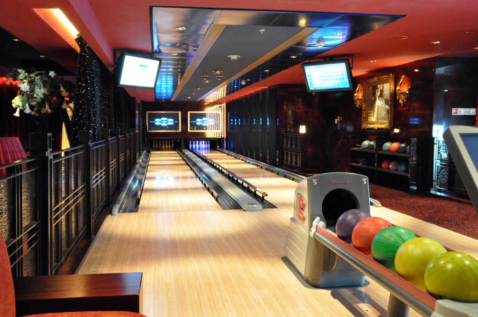 Bowling Alleys In Ri: Find Best Deals & Locations